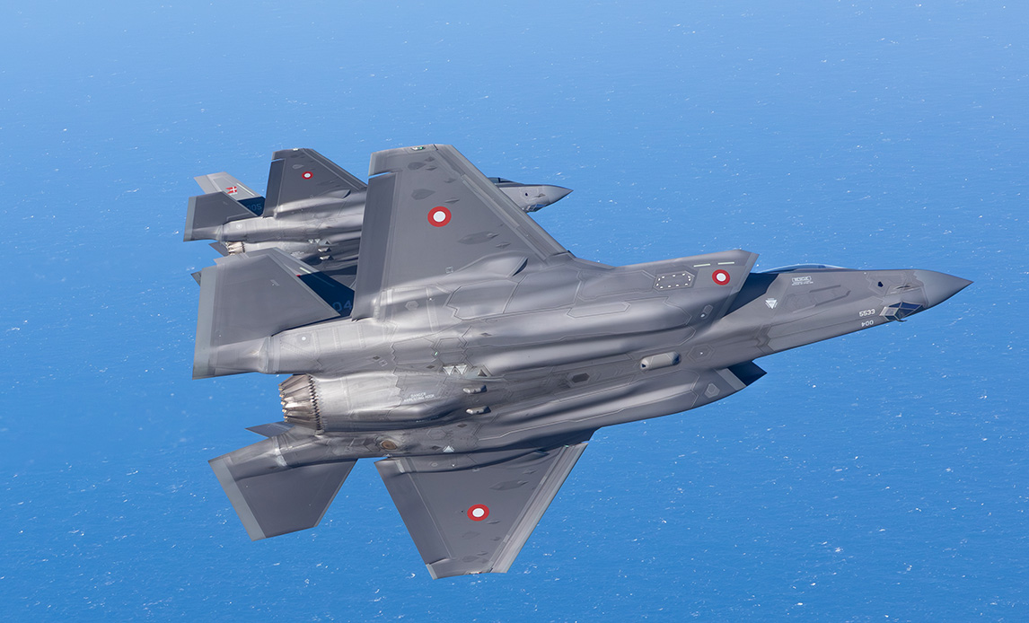 To danske F-35 over havet