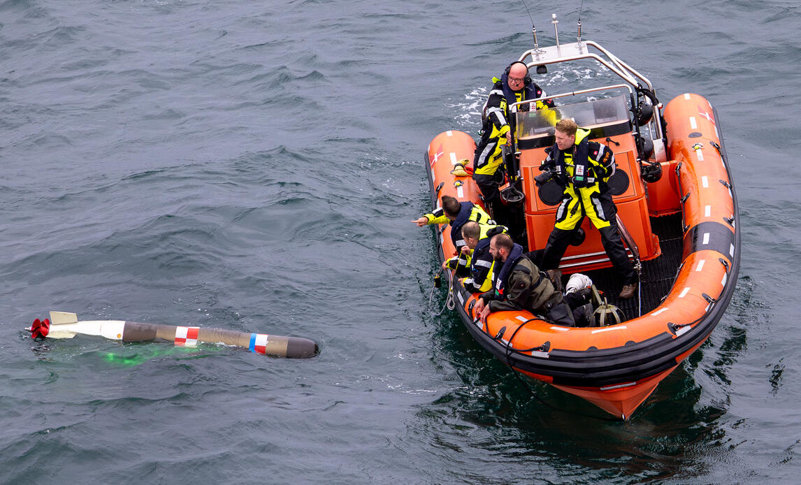 Flyvevåbnet tog i denne uge det første indledende skridt, der vil gøre den maritime helikopter Seahawk klar til at affyre torpedoer mod ubåde.

Medarbejder fra Forsvarskommandoens Kommunikationsafdeling (FKO-KOM) til stede med kamera i gummibåden.