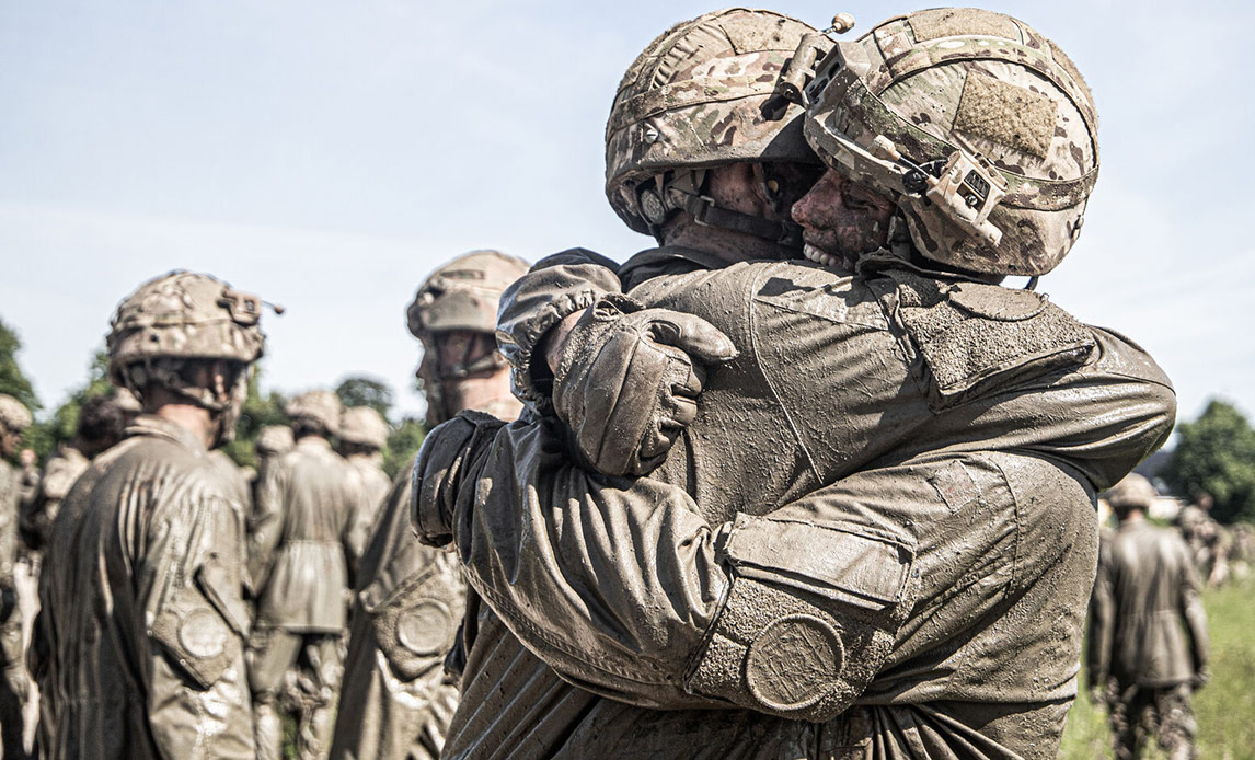 Værnepligtige ved den Kongelige Livgarde gennemgår den traditionsomspundne REX-tur