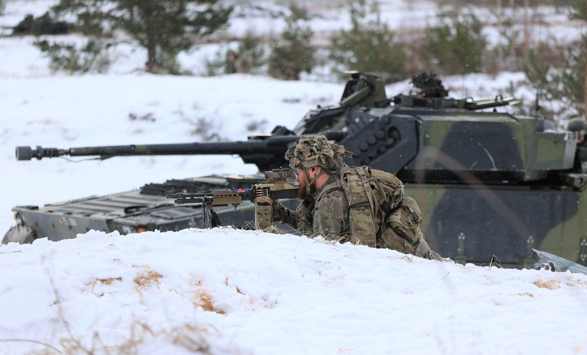 Infanterikampkøretøj og let maskingeværsskytte under skarpskydning