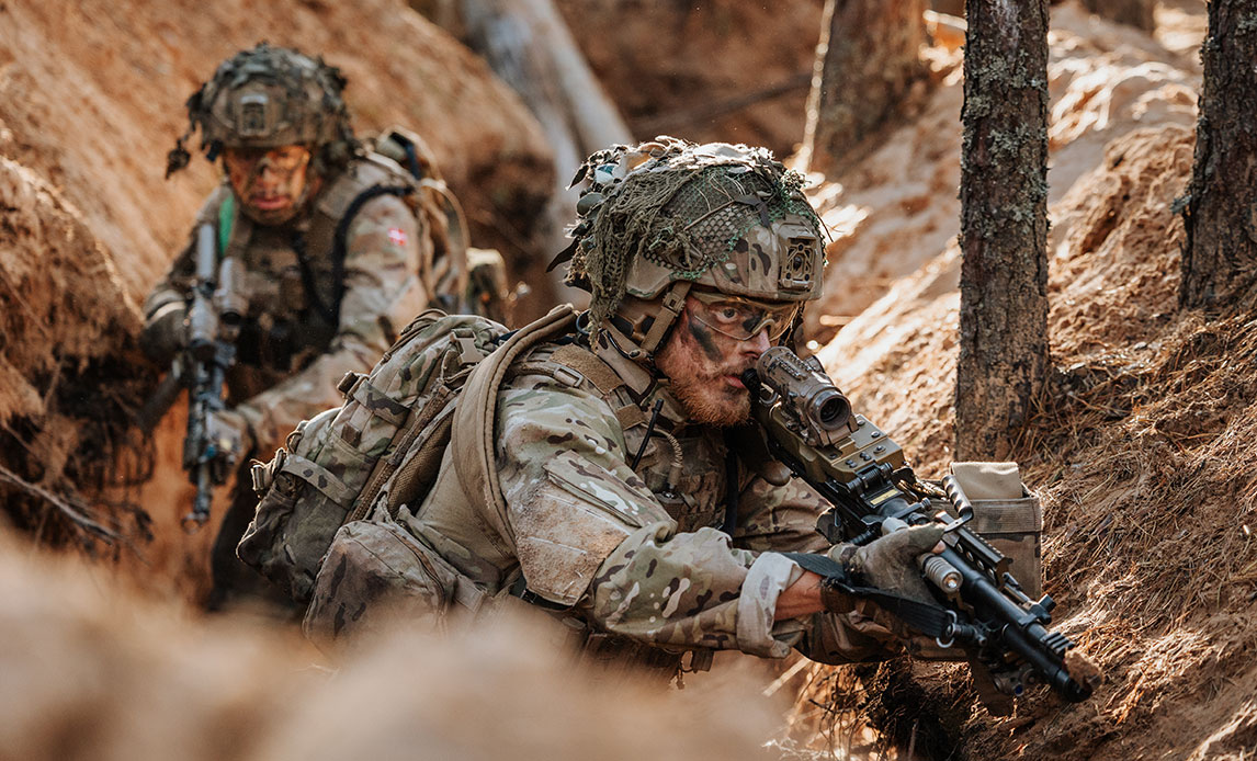 Støttet af droner har de udsendte panserinfanterister i Letland trænet rensning af løbegange