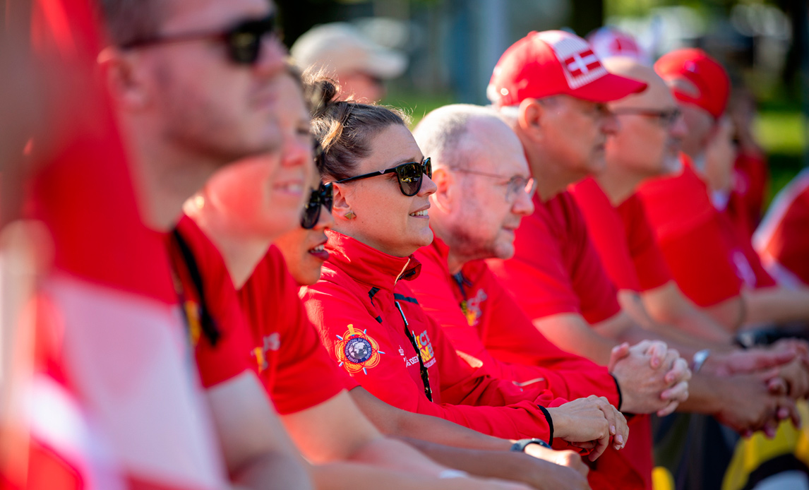 Repræsentanter fra den danske delegation kigger på konkurencerne
