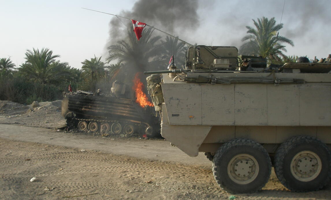 Foto taget i forbindelse med kampen ved Al Hartha i Irak 14. maj 2007. Den pansrede mandskabsvogn (PMV) blev under kampen ramt af en improviseret sprængladning. Danske soldater gjorde derefter køretøjet ubrugeligt for fjenden.