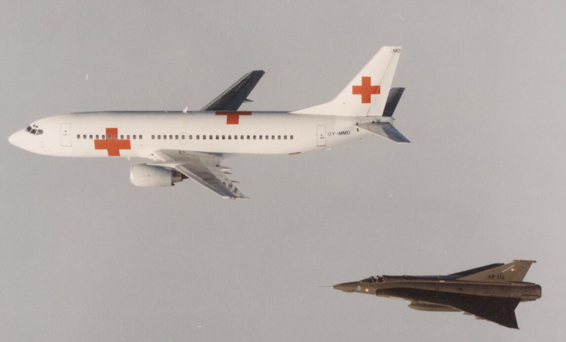 Dansk (Maersk) Røde Kors fly eskorteret af en Drakenjager. Flyet anvendt sammen med det danske lægehold i Saudi.