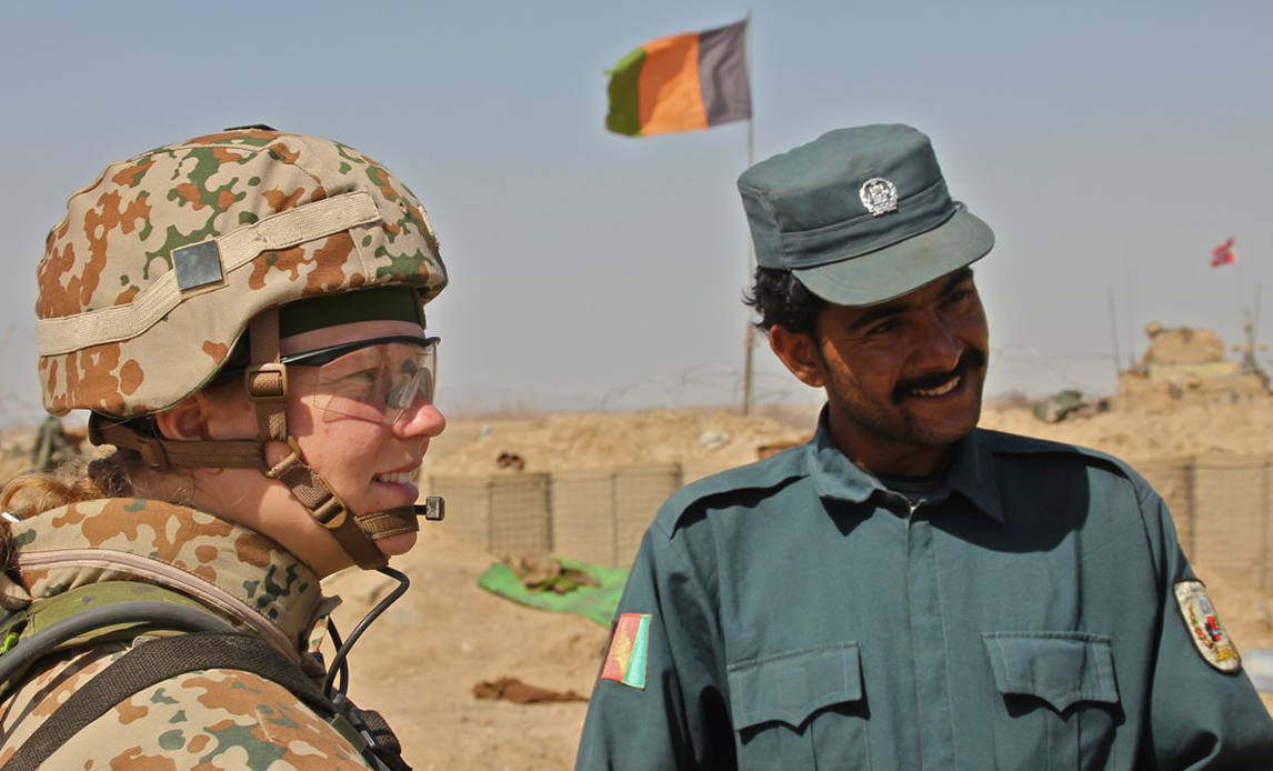 Dansk soldat og ANP-afghansk politimand i Helmand-provinsen.
