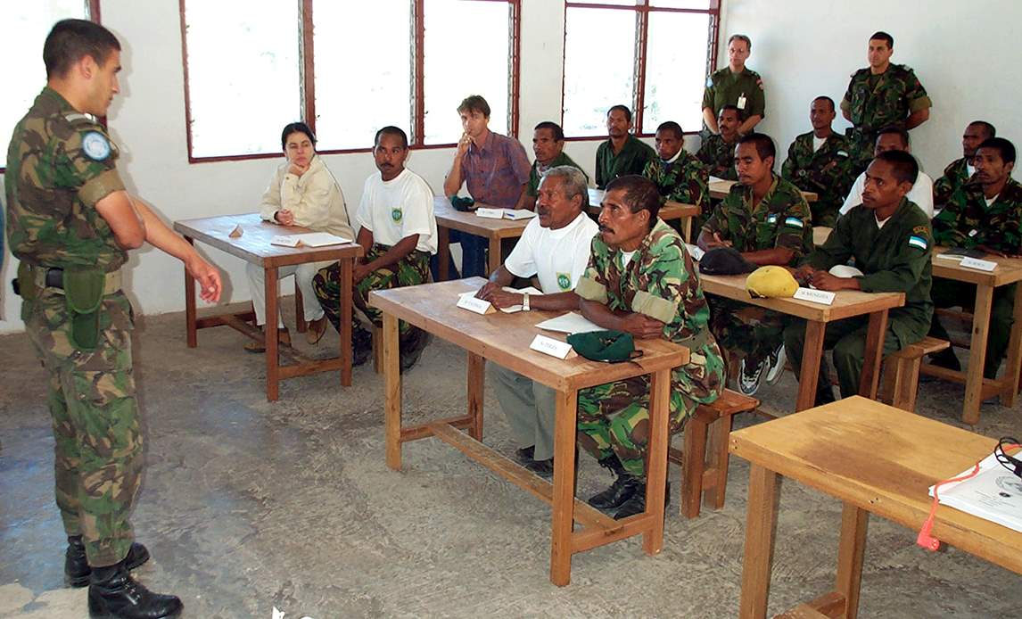 Soldater fra FALINTIL - Øst Timors væbnede styrker - bliver undervist af en FN-observatør. I baggrunden ses den danske FN-observatør Jøn Nielsen, som var stabsofficer ved FN-missionen.