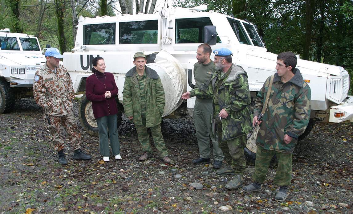 Billede fra besøg hos FN-missionen i Georgien (UNOMIG) i efteråret 2003. Yderst til venstre en dansk FN-observatør. Sammen med to kolleger og en tolk taler de med to abkhasiske soldater.