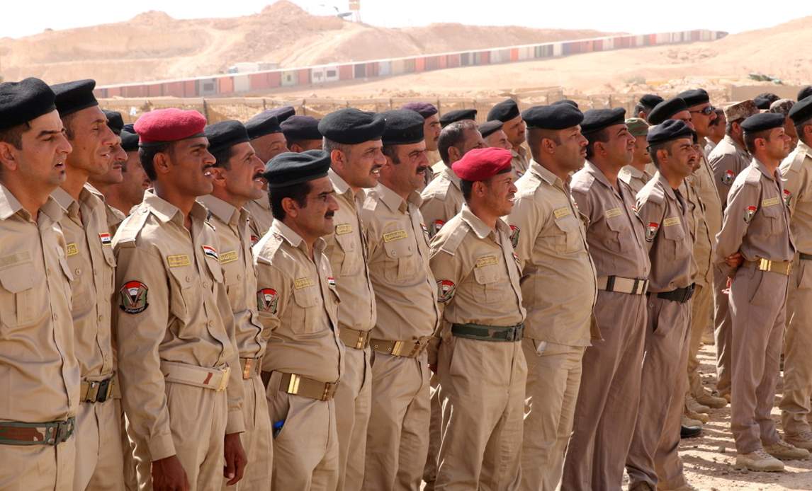 Danske militære trænere i Irak satte den 22. juli 2016 punktum for fire ugers intens uddannelse af 301 betjente fra det irakiske grænsepoliti med en parade. Godt halvdelen af betjentene er kurdiske Yazidier.