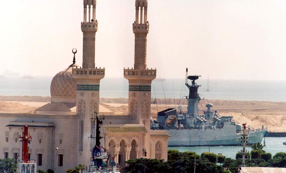 Olfert Fischer på vej til Den Persiske Golf under Irakkrigen 2003 mod Saddam Hussein. Skibet passerer en moske.
