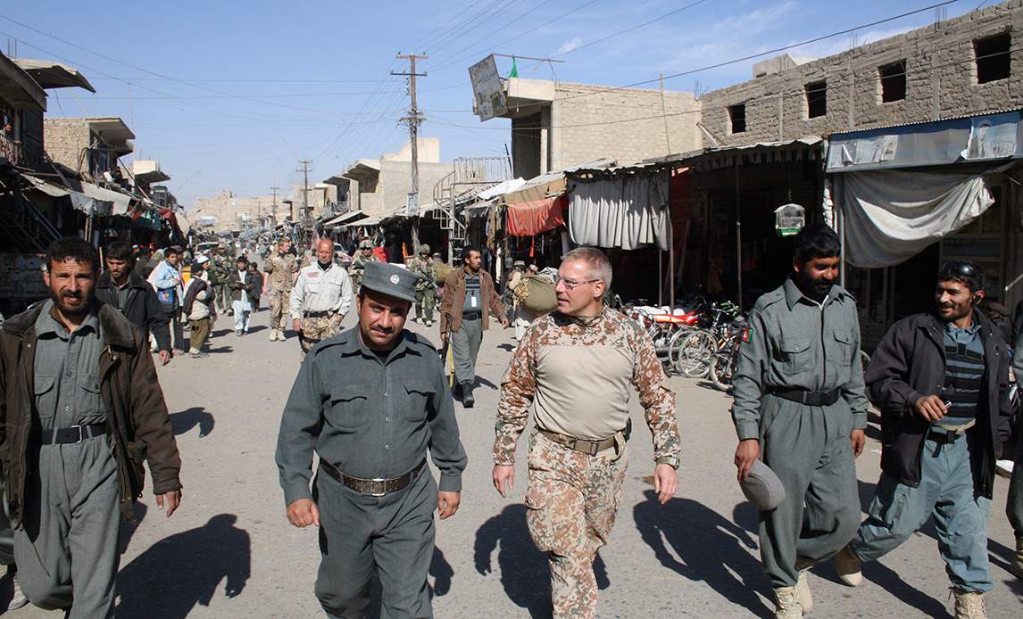 Chefen for ISAF hold 10, oberst Lennie Fredskov, på rundtur i Gereshk sammen med afghansk politi (ANP). Turen foregik lige før ISAF hold 10 tog hjem i februar 2011.