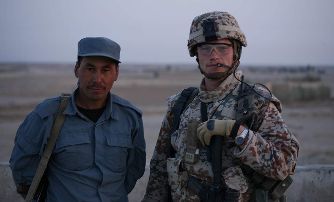 Afghansk politimand og dansk soldat.
