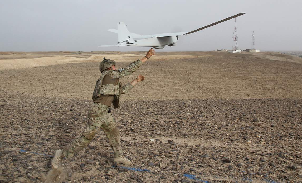 Dansk soldat sender en puma af sted. Puma er en fjernstyret lille drone. Fra luften sender det lille fly live-video tilbage til de danske soldater.