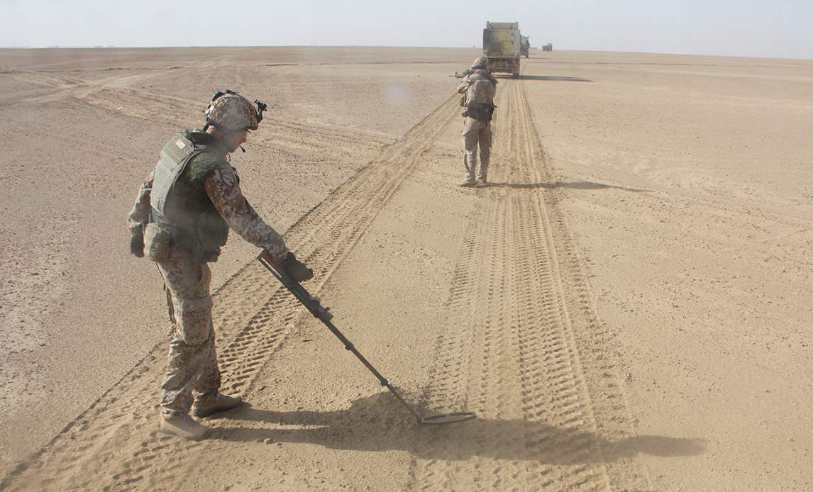Soldater fra ISAF hold 9 søger efter improviserede sprængladninger i ørkenen.