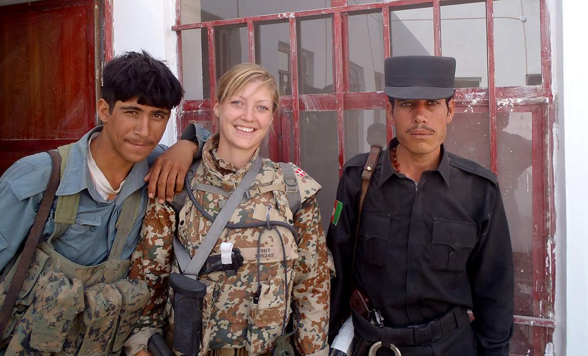 Sprogofficeren Thit sammen med afghansk politi ANP i oktober 2011.