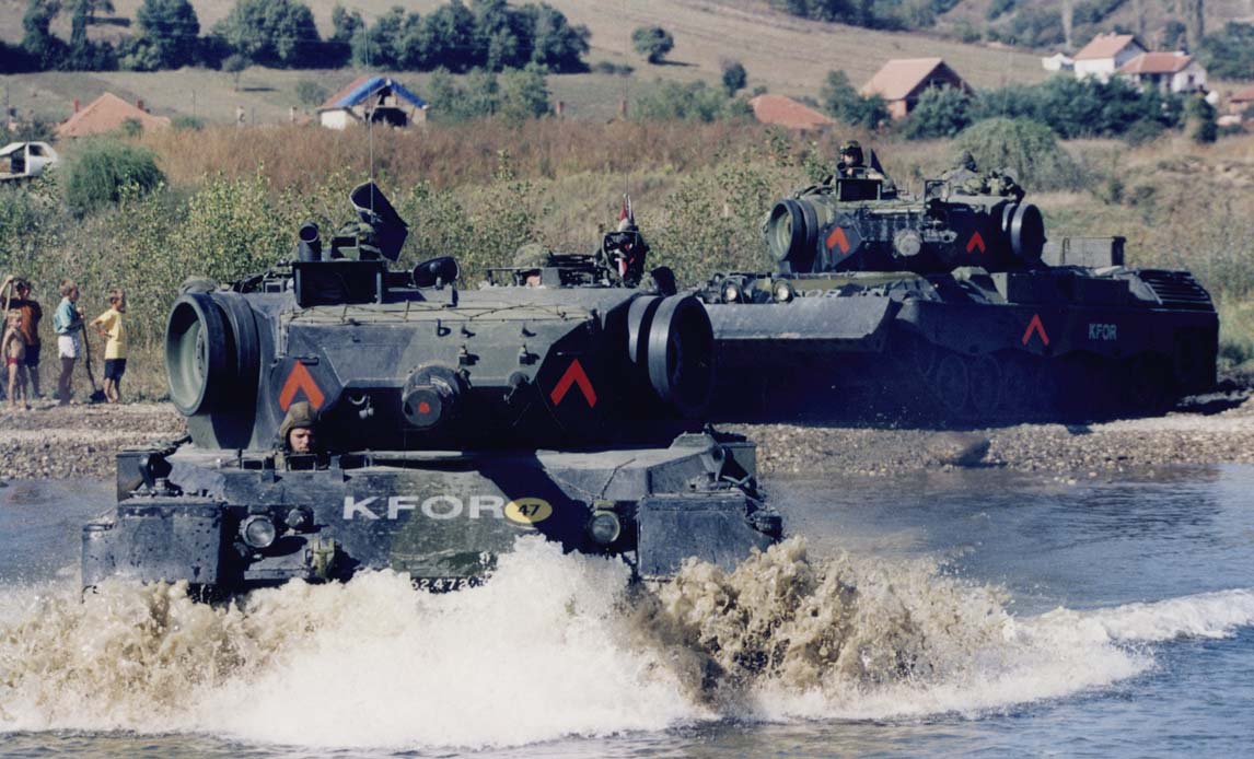 Leopard 1 kampvogne passerer flod i det nordlige Kosovo.Foto taget i forbindelse med H.K.H. Prins Hernik (prinsgemalens) besøg ved de danske styrker 22-24. september 1999.