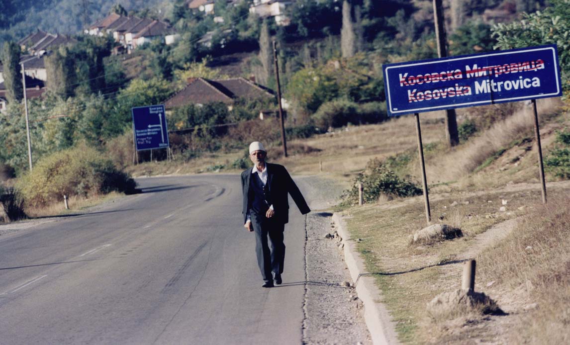 Albanere har steget de serbiske ord på byskiltet Mitrovica ud.