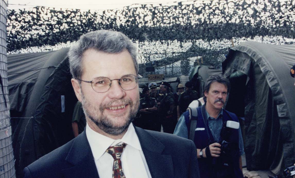 Hans Hækkerup i Kosovo.