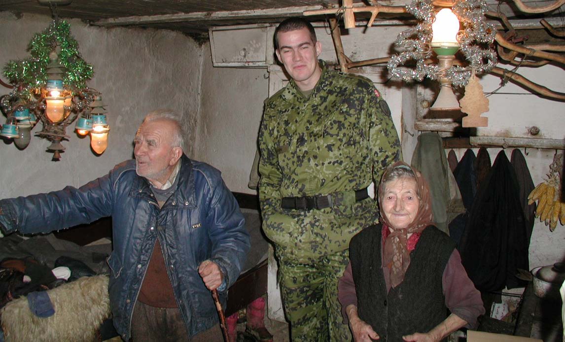 Dansk soldat fra KFOR besøger fattigt ældre ægtepar i det nordlige Kosovo i december 2002.