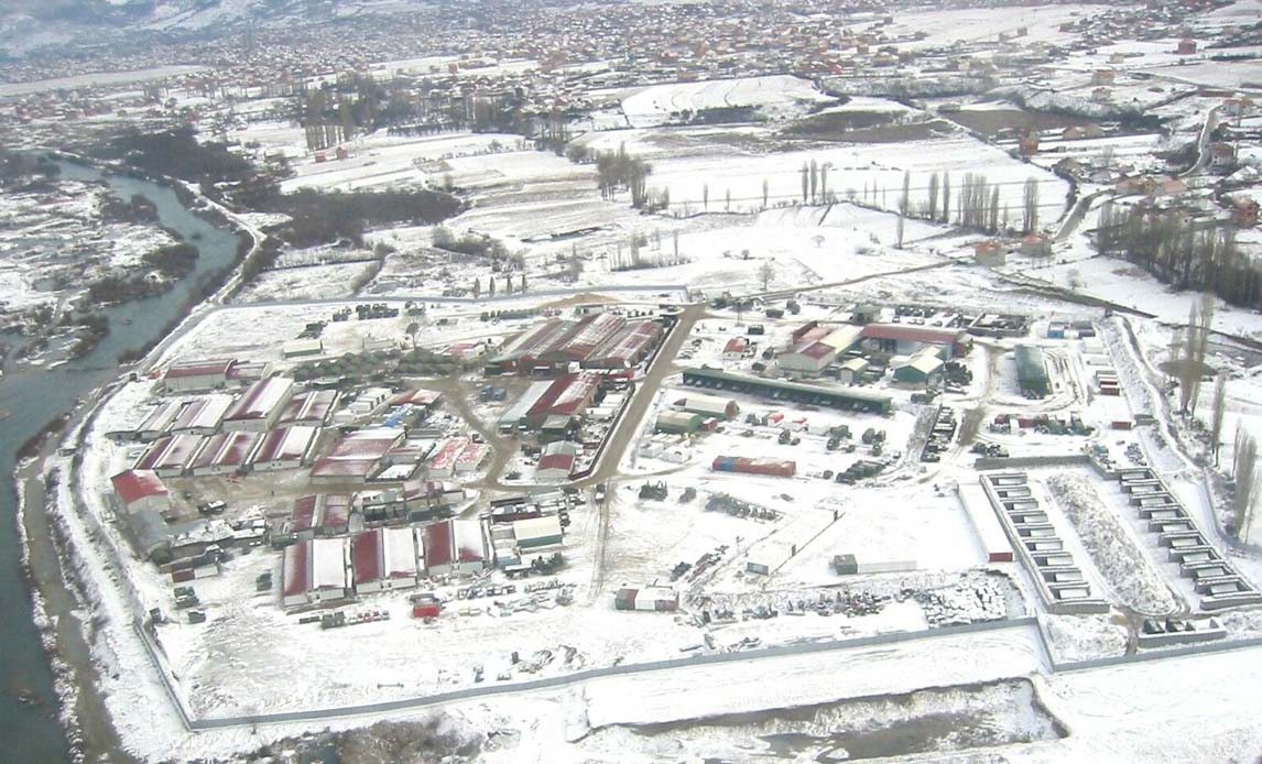 Luftfoto af Camp Olaf Rye i vintervejr - den danske lejr i Kosovo. Foto fra februar 2003.