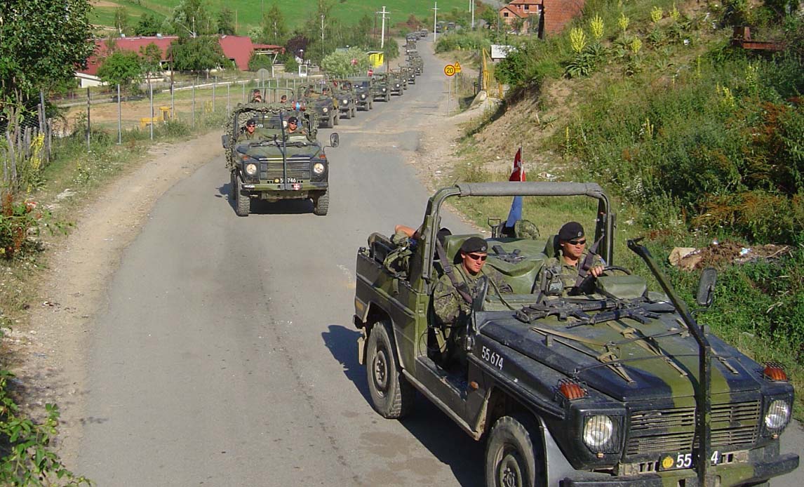 Dansk KFOR-soldater i lang kolonne med Mercedes GD på vej hjem til lejren efter at have udført en opgave i missionsområdet i det nordlige Kosovo.