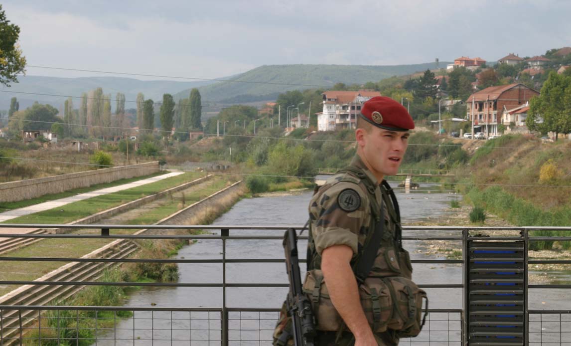 Soldat på broen over Ibarfloden i Mitrovica juni 2004.