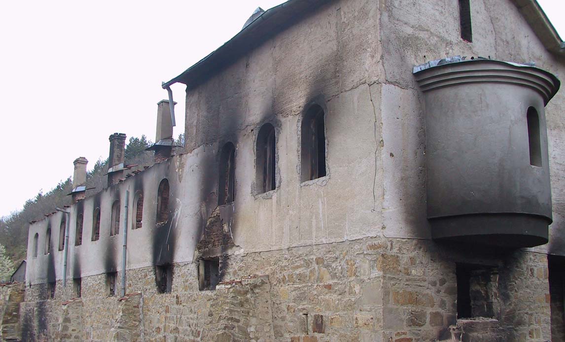 Kristne bygninger som kirker og klostre var mål for uromagerne i marts 2004.
