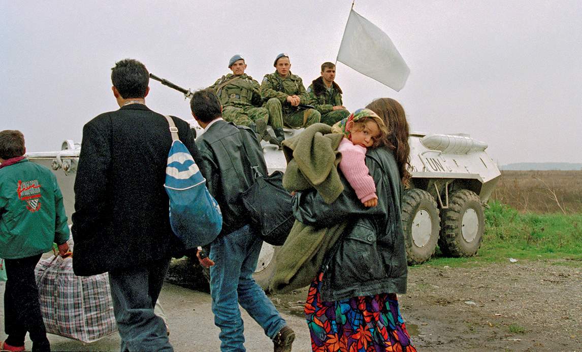 Østslavonien 1997. FN har arrangeret en markedsdag mellem byerne Klisa og Osijek. På grund af borgerkrigen, der begyndte i 1991, var det første gang i fem år indbyggerne i de to landsbyer havde mulighed for at mødes.