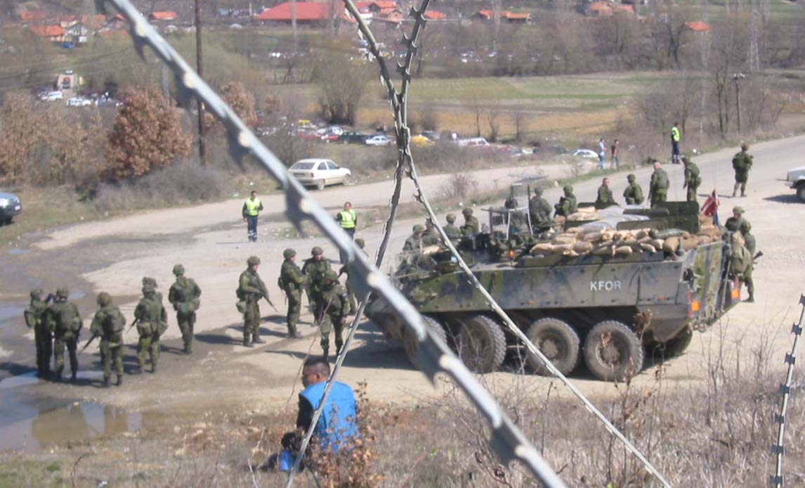 Enheder fra NATO-styrken i Kosovo - KFOR - indsat under marsturolighederne i Mitrovica i 2004. Bl.a. er soldater fra den danske styrke i området indsat for at skille de tridende parter ad.