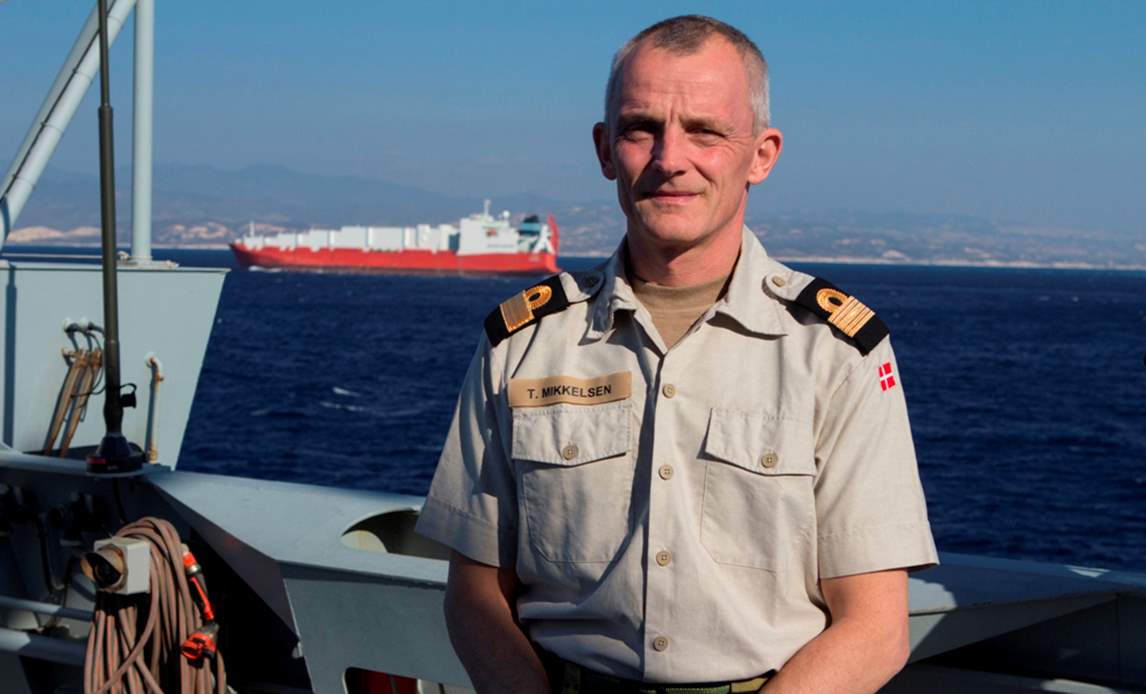 Styrkechefen flotilleadmiral Torben Mikkelsen med det norske transportfartøj Taiko i baggrunden i nærheden af Cypern.