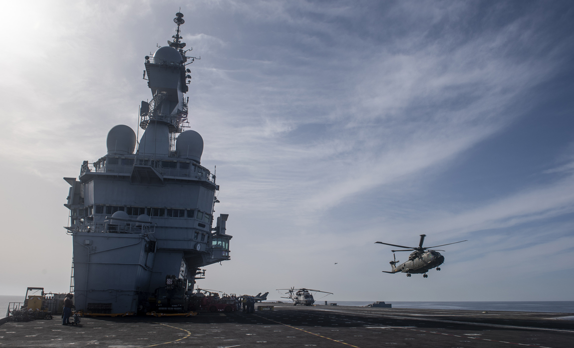 Flyvevåbnets EH101-helikopter lander på hangarskibet Charles de Gaulle.