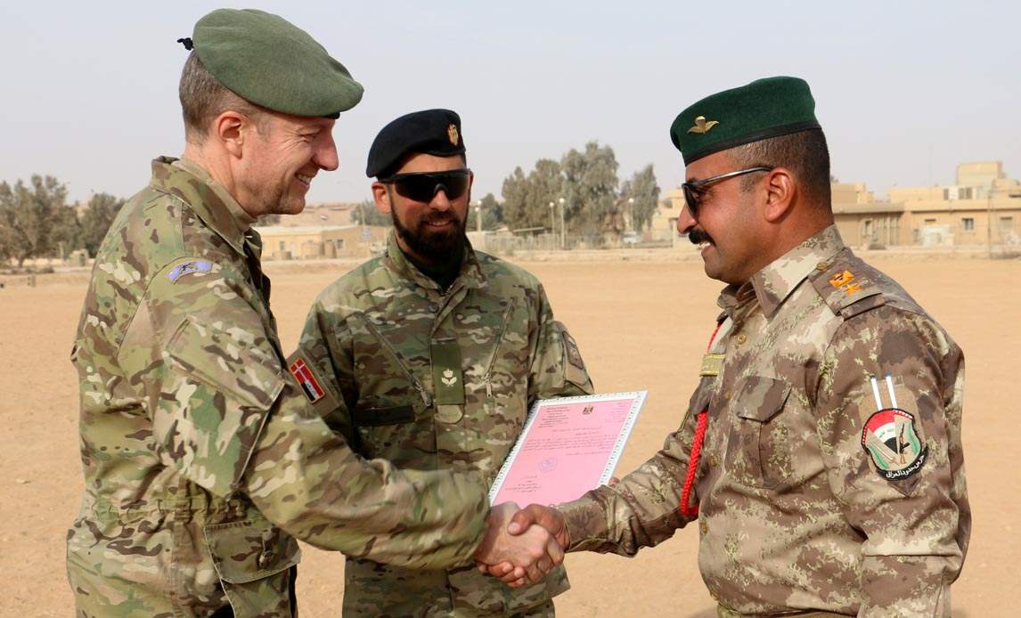 Chef DANCON oberstløjtnant Jesper Momme fra OIR hold 6 og en irakisk bataljonschef fra Iraks Borger Guard Force udveksler gaver og takker hinanden for fire gode ugers træning.