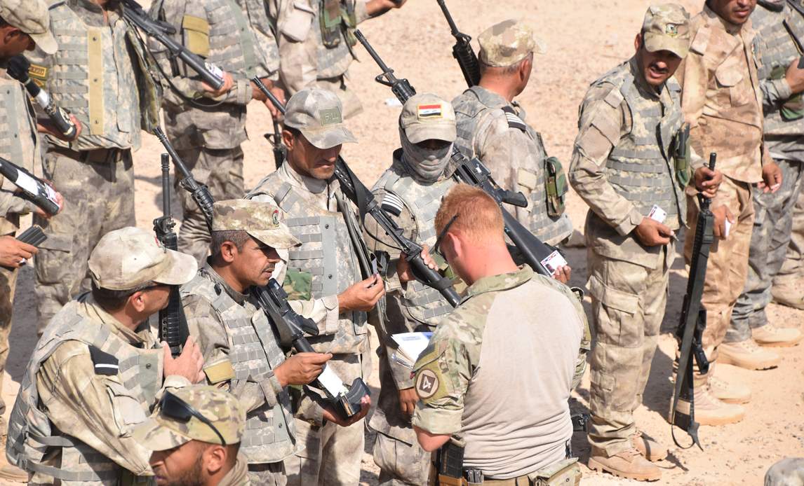 Danske soldater tjekker de irakiske sikkerhedsstyrkers identitetskort.