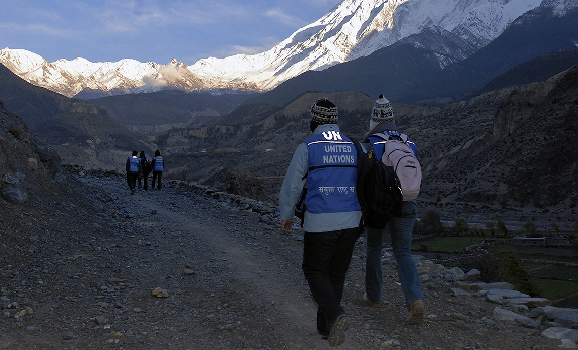 Det kan svært for FNs udsendte at holde trit med de hårdføre lokale i Nepals bjerge.