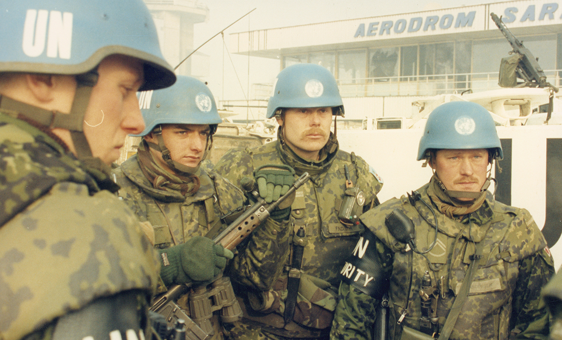 Sarajevo 1993: Danske FN-soldater på vagt under udenrigsminister Uffe Ellemand Jensens besøg.