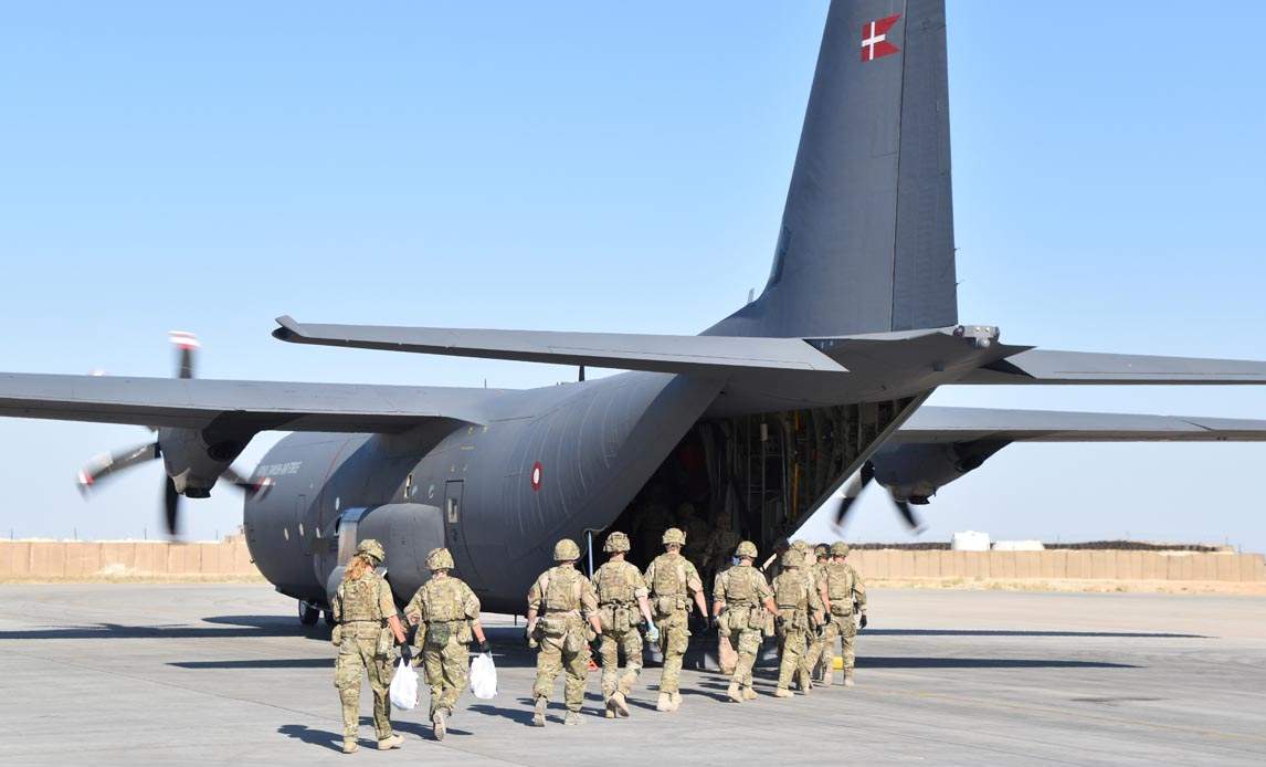 Danske soldater går ombord på det danske C-130 Herclues transportfly