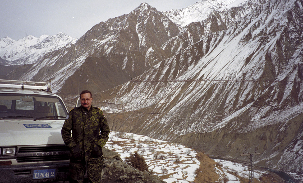 Dansk FN-observatør i nærheden af Astor på den pakistanske side af "Line of Control" i Kashmir februar 1998.