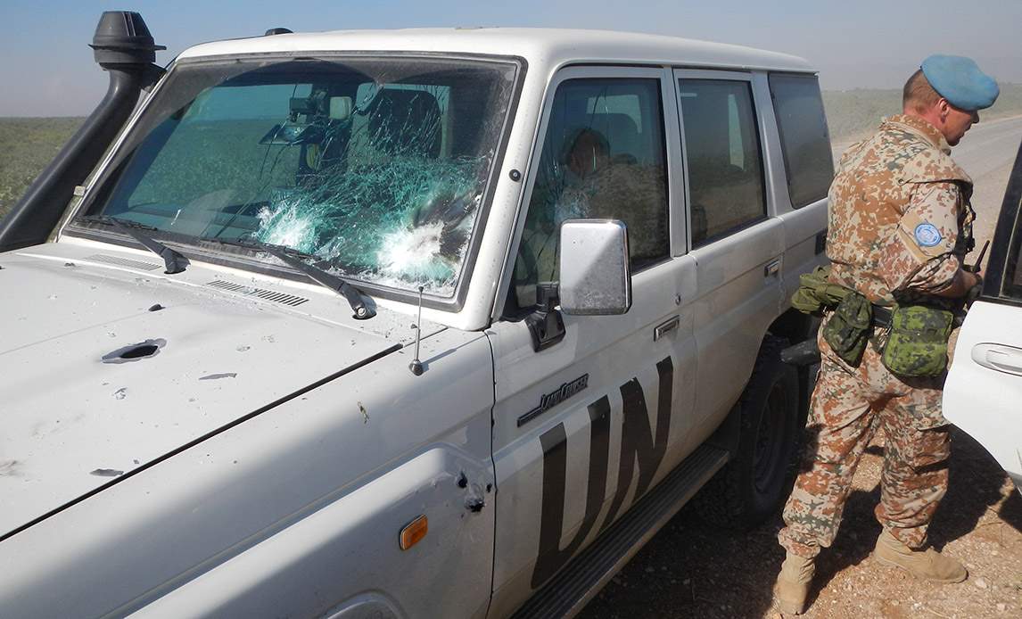 Peter Dahl må forlade sit køretøj ved Kafr Zita, der er blevet beskudt med et tungt maskingevær fra en syrisk kampvogn.