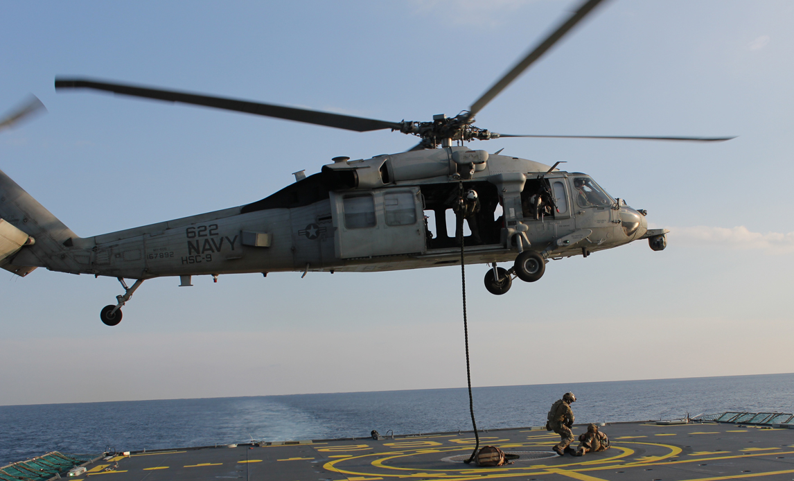 Surringsgasterne på helikopterdækket får også oplevelser ud over det sædvanlige. Amerikanske Seahawks lander og letter eller træner fast-roping med specialsoldater. Træningen foregår i forbindelse med F362 Peter Willemoes' deltagelse i Carrier Strike Group 2, der fra Middelhavet bekæmper ISIL.