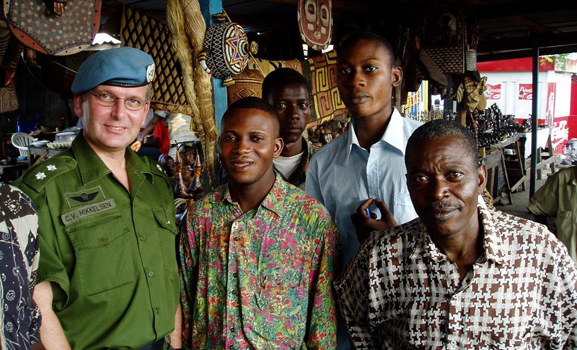 Oberstløjtnant Claus V. Mikkelsen ved siden af gadesælgere i Kinshasa, hovedstaden i Den Demokratiske Republik Congo. Han var udsendt ved FN-missionen MONUC i 2004.
