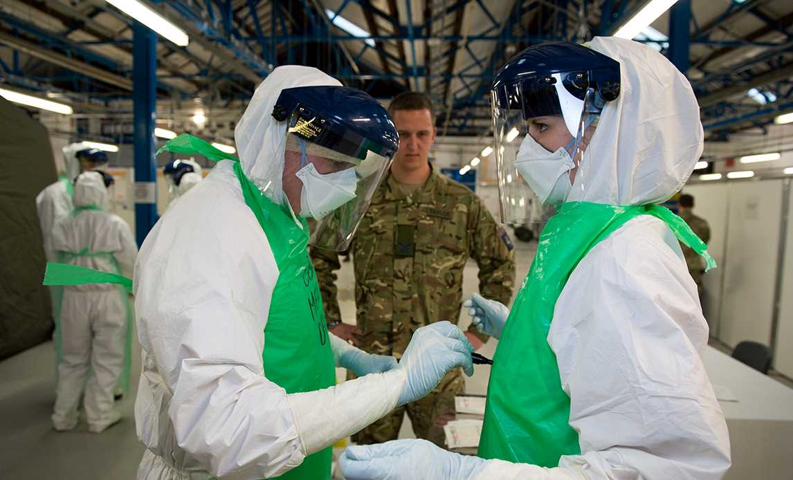 Det danske ebolabidrag, der skal til Sierra Leone, træner i Army Medical Training Centre, York inden afrejsen til Vestafrika i december 2014.