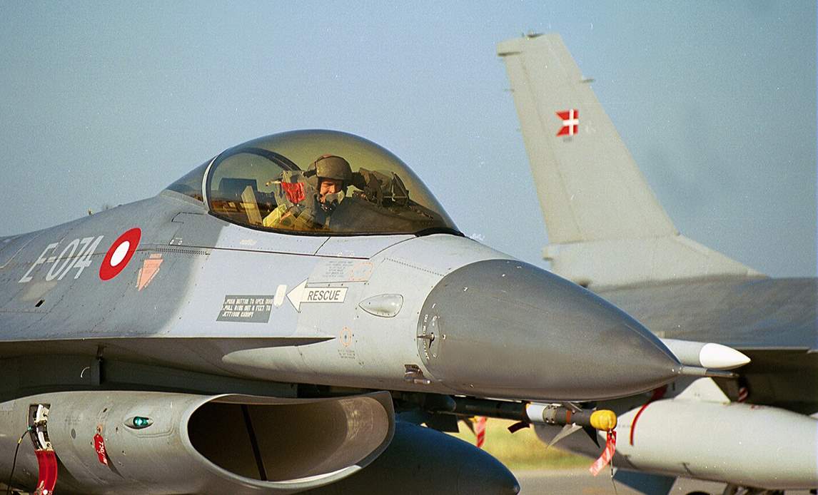 Under bombekampagnen mod Jugoslavien skete det for første gang, at danske F-16 kampfly var direkte involveret i kamphandlinger. Målet var et kommunikationscenter i det nordlige Kosovo.