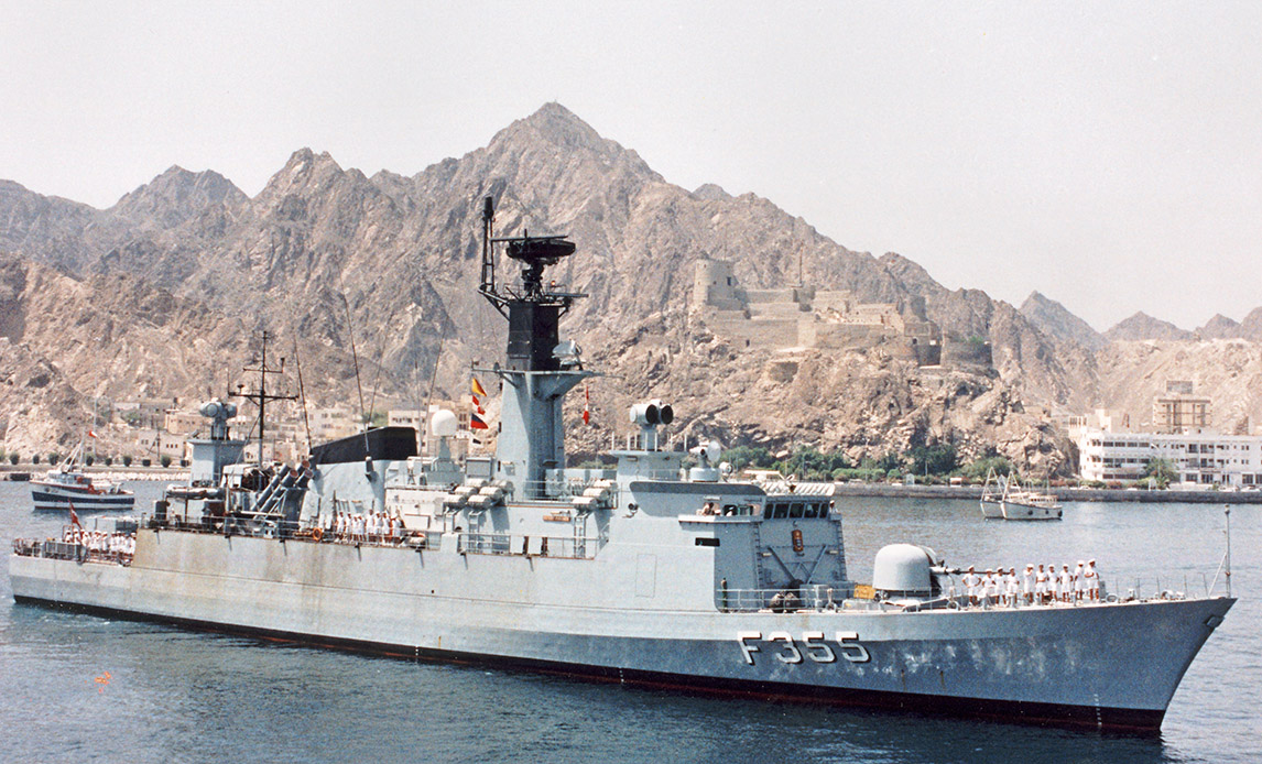 Korvetten F355 Olfert Fischer under anløb af Muscat Havn i maj 1991.