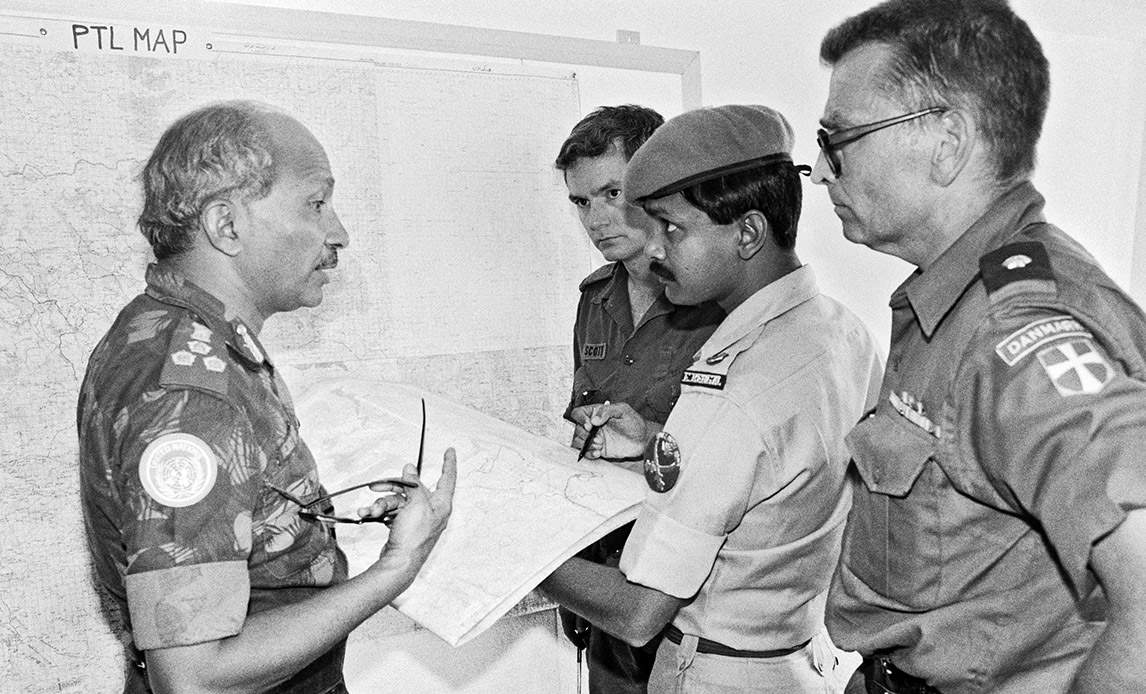 Den indiske brigadegeneral Paltil besøger UNIIMOGs sektorhovedkvarter i Sulaymaniyah i Irak 20. august 1988. Til højre ses en af danske FN-observatører.