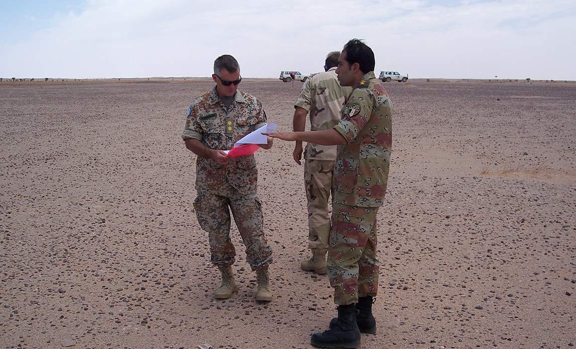 Generalmajor Kurt Mosgaard til venstre i det golde landskab i vestsahara.