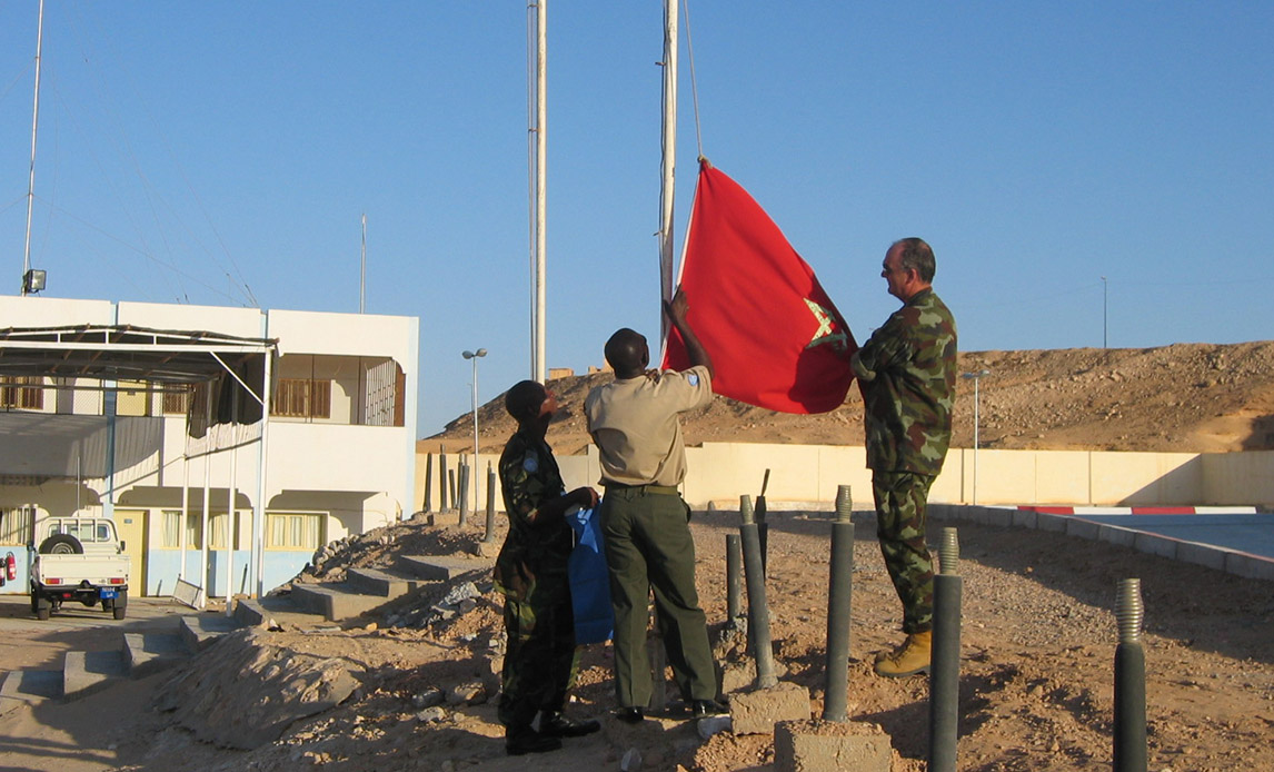 På Kurt Mosgaards ordre fjerner FN-observatører Marokkos flag fra FN-hovedkvarteret i Laayoune.