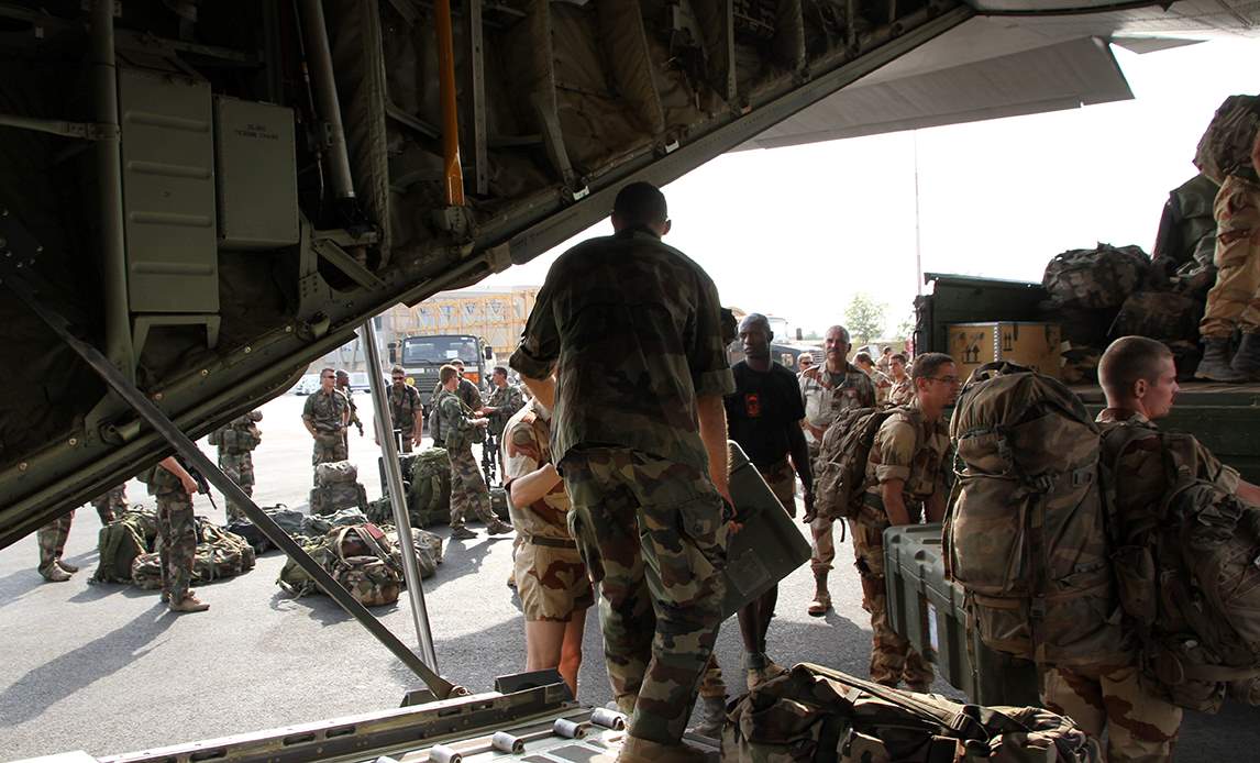 Foto af franske soldater på ved ud af det danske Herculesfly. Det er taget i forbindelse med forsvarschefen general Peter Bartram besøg hos danske soldater i Mali.