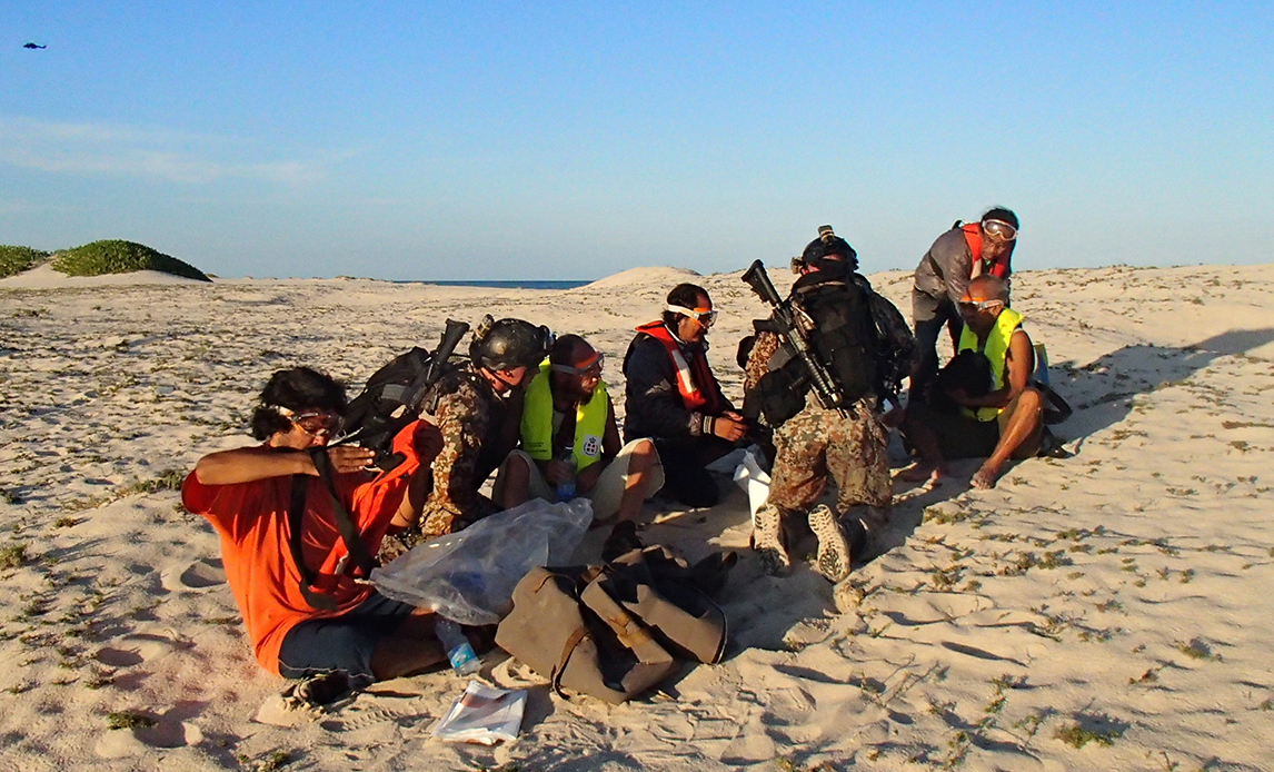 Soldater fra Frømandskorpset henter Søren og Eddy og de fire filipinske søfolk på stranden i Somalia.