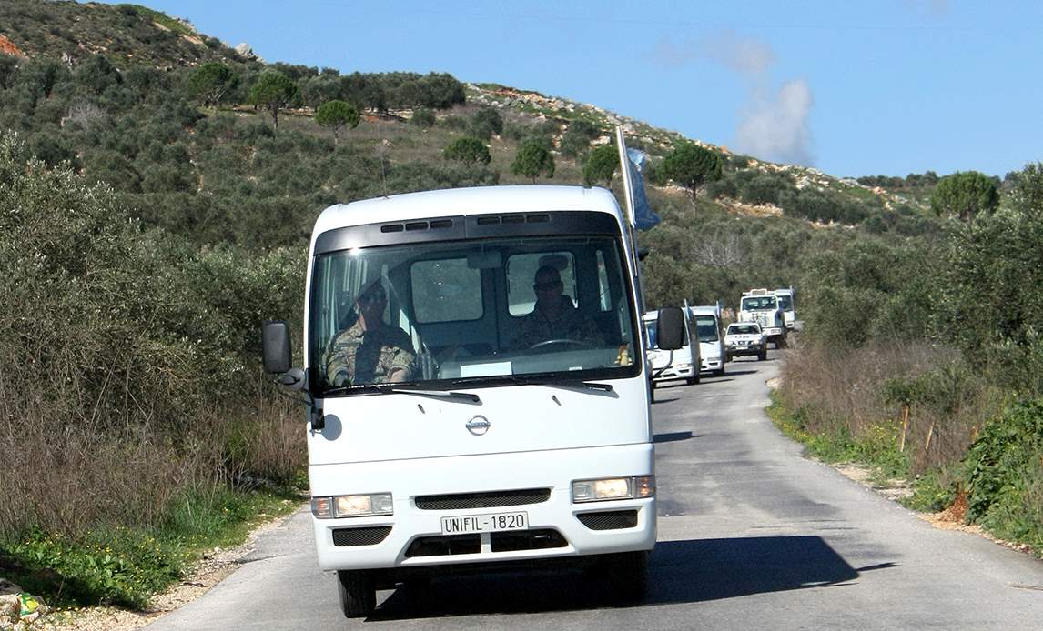 En FN-konvoj kører gennem det sydlibanesiske landskab. De lange rækker af FN-biler irriterede de lokale trafikanter.