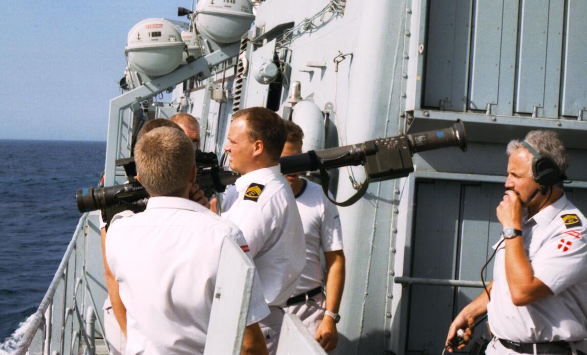 Her et fotografi fra en betjeningsøvelse med Stinger anti-luft forsvarsmissil under 3. besætnings deltagelse i Operation FARAWAY marts-juni 1991.