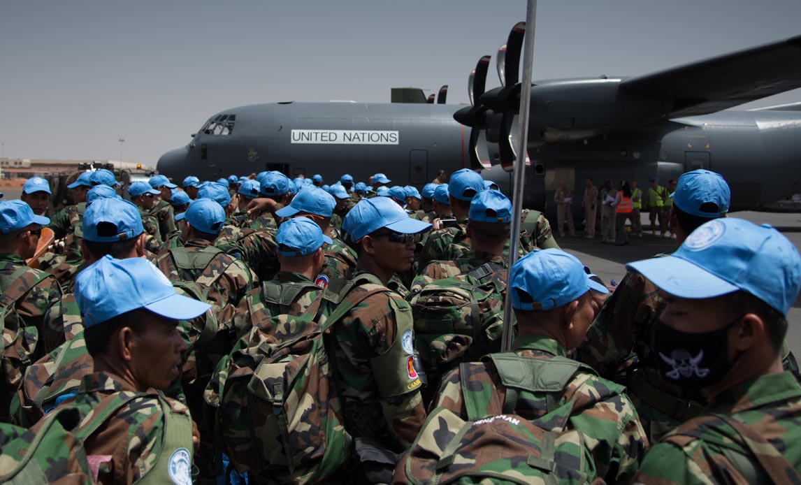 Soldater fra Cambodia på vej om bord på det danske Herculesfly i 2014.